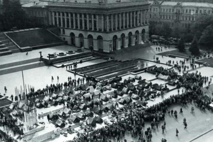 З 2 по 17 жовтня 1990 року, у Києві, на Майдані Незалежності відбулася Революція на граніті