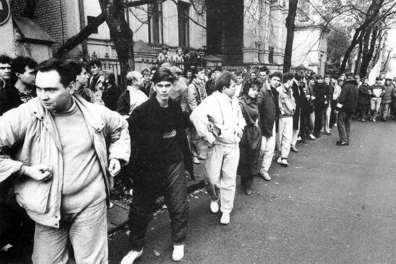 З 2 по 17 жовтня 1990 року, у Києві, на Майдані Незалежності відбулася Революція на граніті