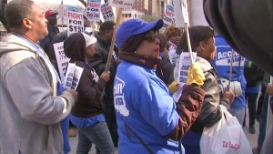 Робочі вийшли на вулиці Чикаго, щоб поборотися за 15 доларів на годину