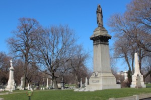 11 чоловіків і 1 жінка, поховані на кладовищі Грейсленд (Чикаго), про яких ви могли не знати