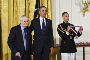 Психолог українського походження Aльберт Бандура отримав нагороду від президента США
