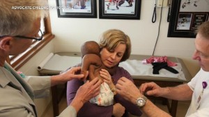 Дитина, народжена з чотирма ногами та двома хребтами, вижила після ризикованої операції