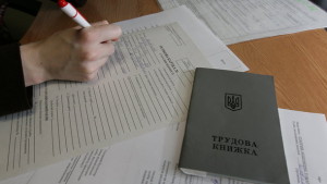 Трудові книжки скасовують: як це відіб&#8217;ється на українцях