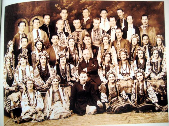 В.Авраменко та О. Кошиць серед танцюристів. 1937