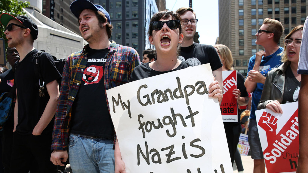 Сотні жителів Чикаго вийшли на марш, щоб засудити зібрання неофашистів у Шарлоттсвіллі