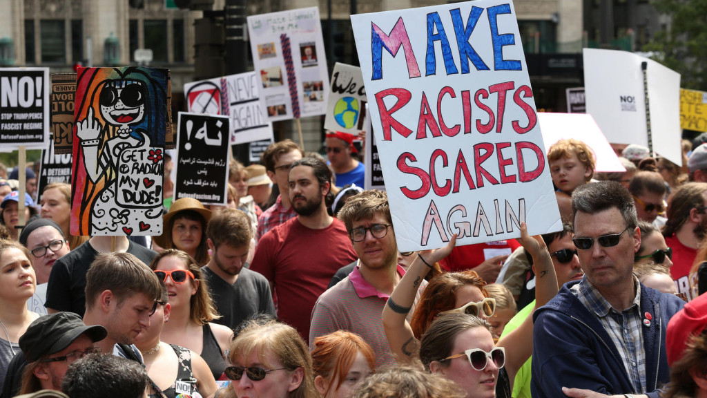 Сотні жителів Чикаго вийшли на марш, щоб засудити зібрання неофашистів у Шарлоттсвіллі