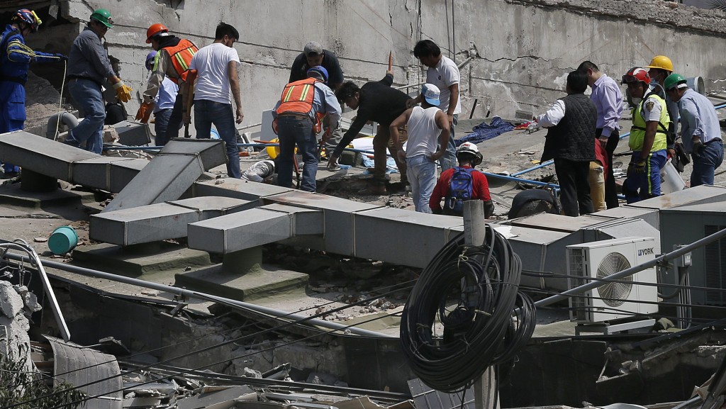 У Мексиці під руїнами шукають людей, які вижили. Оголошено про 225 загиблих після жахливого землетрусу