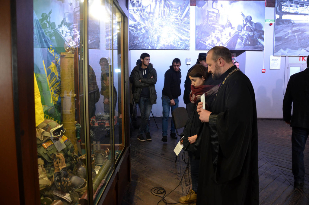 У Львові відкрито виставку фоторобіт “Збройні Сили України. Воїни світла”