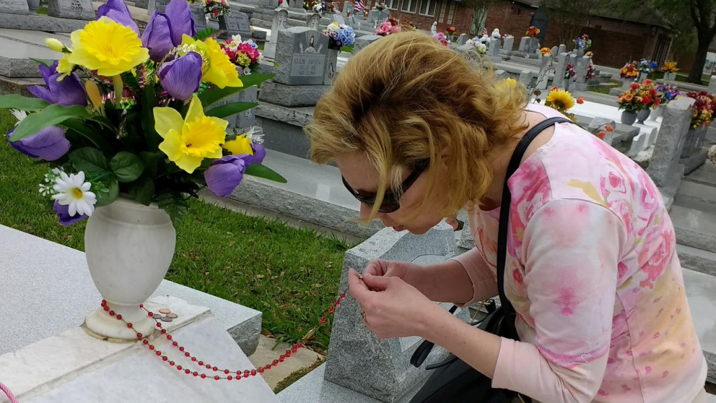 Жінка з Північної Аврори зцілилась від смертельної недуги після відвідування могили “Маленької Святої”