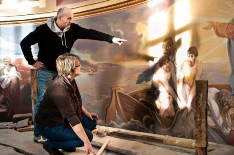 Святі у вишиванках та сотники УПА на стелі: унікальна церква не перестає дивувати туристів