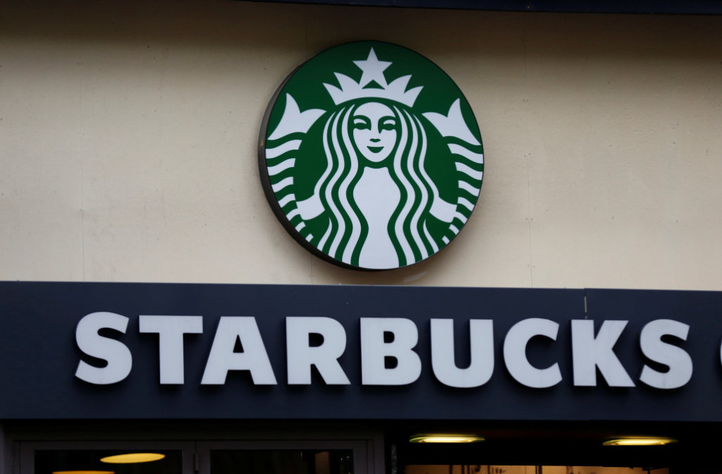 Генеральний директор Starbucks вибачився перед двома афро-американцями, заарештованими поліцією за те, що вони нічого не купували