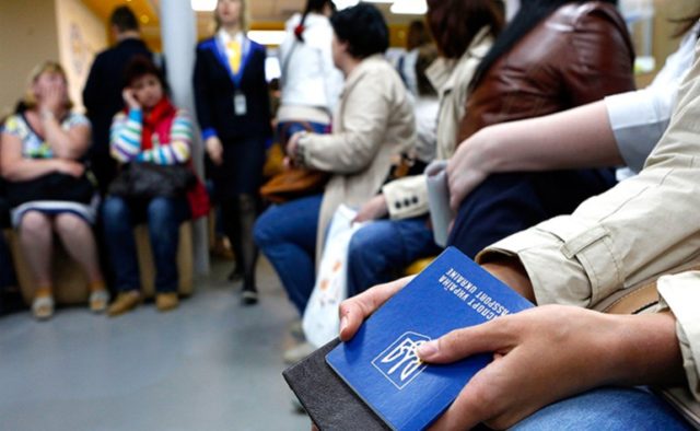 Українців, які працюють закордоном і висилають зароблене додому, хочуть обкласти податком
