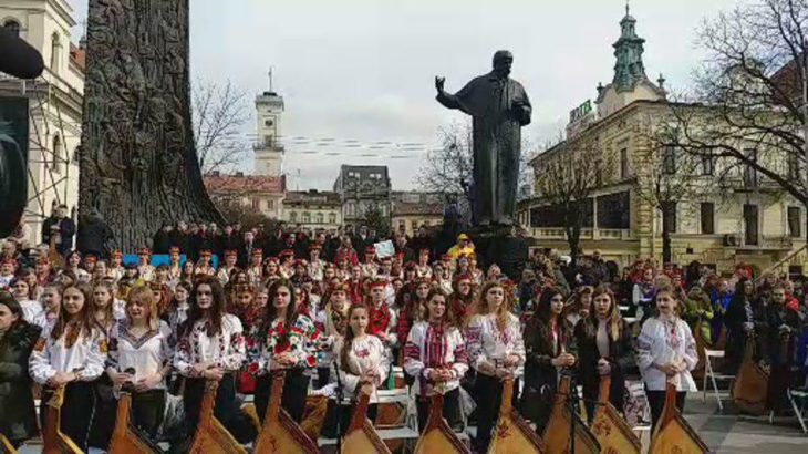 Національний рекорд: у Львові понад 400 бандуристів одночасно виконали твори Шевченка (відео)