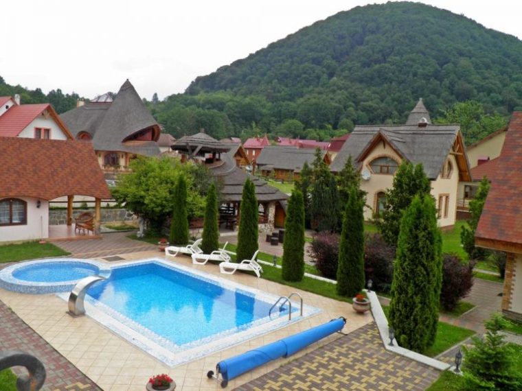 Готелі з басейном в Карпатах: ціни та умови