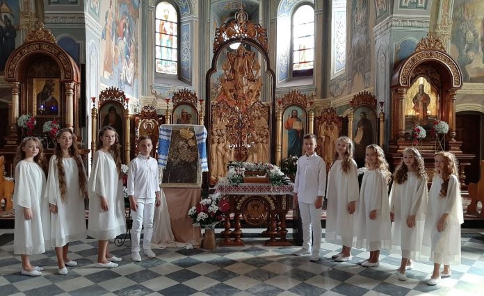 Діти з Новояворівська зняли кліп у Крехівському монастирі (відео)