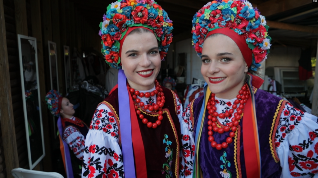 Ukrainian people. Українка танцює.