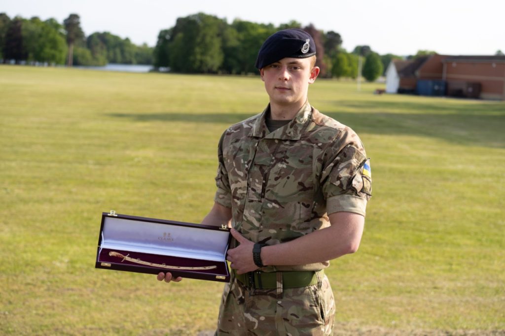Українському курсанту вручили іменну шаблю найкращого закордонного випускника Королівської академії сухопутних військ Великої Британії
