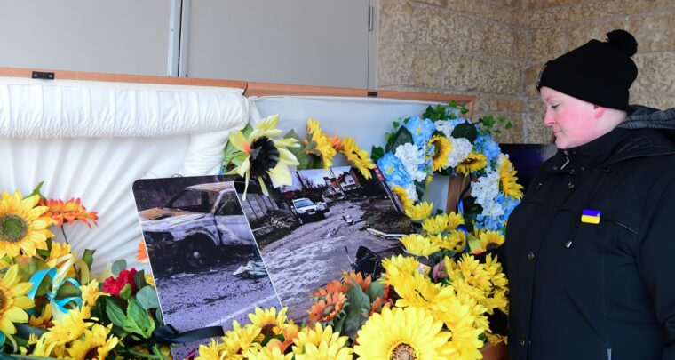 Жителі Манітоби оплакують жертв війни в Україні