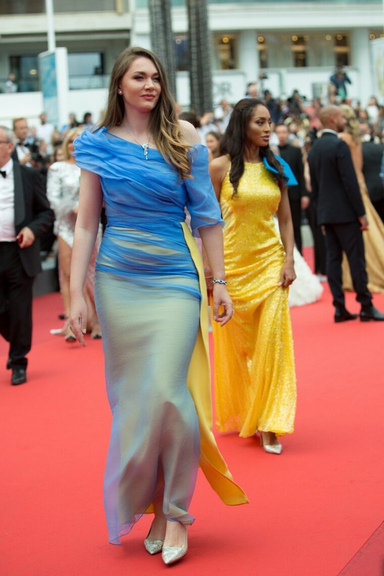 Українка у синьо-жовтій сукні на червоній доріжці Каннського кінофестивалю