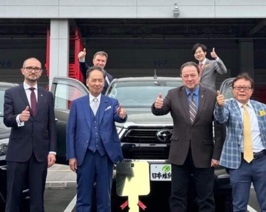 Оплатили з власних зарплат: японські депутати придбали 20 нових Тойота Хелікс для захисників України