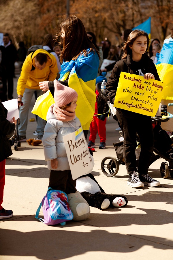 РОСІЯНИ ВИКРАДАЮТЬ УКРАЇНСЬКИХ ДІТЕЙ! Акція-протест у Чикаго проти викрадення росією та насильницького “усиновлення” десятків тисяч українських дітей