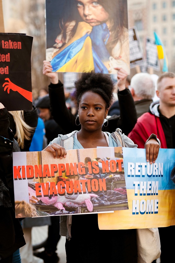 РОСІЯНИ ВИКРАДАЮТЬ УКРАЇНСЬКИХ ДІТЕЙ! Акція-протест у Чикаго проти викрадення росією та насильницького “усиновлення” десятків тисяч українських дітей