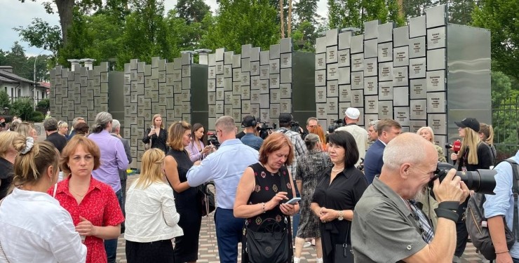 Не можна забути і пробачити: у Бучі відкрили меморіал жертвам ЗС РФ