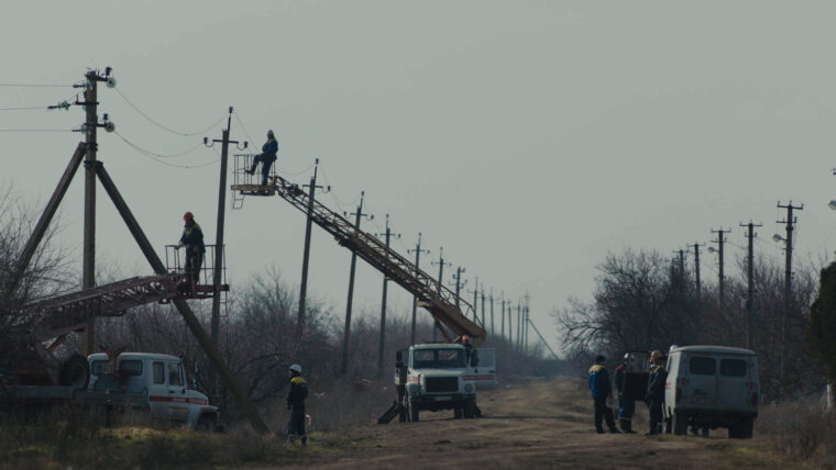 Режисер Мітя Бородін, оператор Руслан Богдан і гурт The HARDKISS представляють відео «00:00». Це присвята українським героям — енергетикам, тим, хто тримає наше світло.