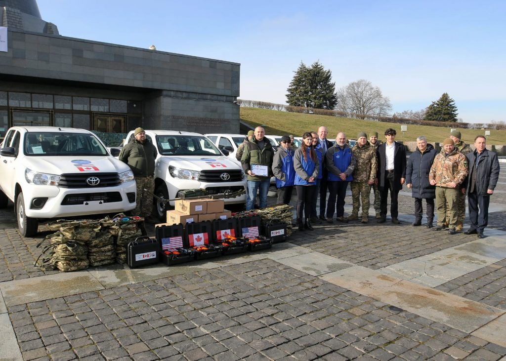 США та Канада передали українським саперам нові пікапи Toyota Hilux