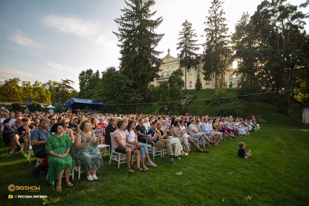 8 червня у Митрополичих Садах у Львові розпочинається  традиційний сезон концертів просто неба