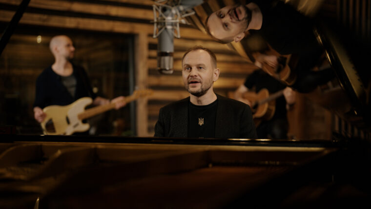 “Вона не знає молитви”: вражаюча історія кохання у новому кліпі Павла Табакова