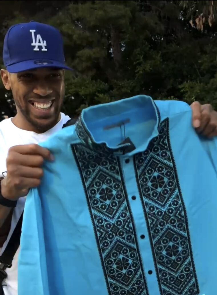 Усик в Маямі подарував Джошуа вишиванку