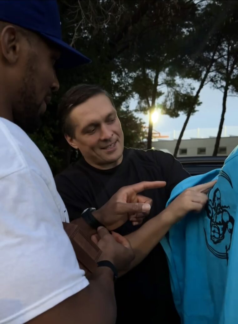 Усик в Маямі подарував Джошуа вишиванку