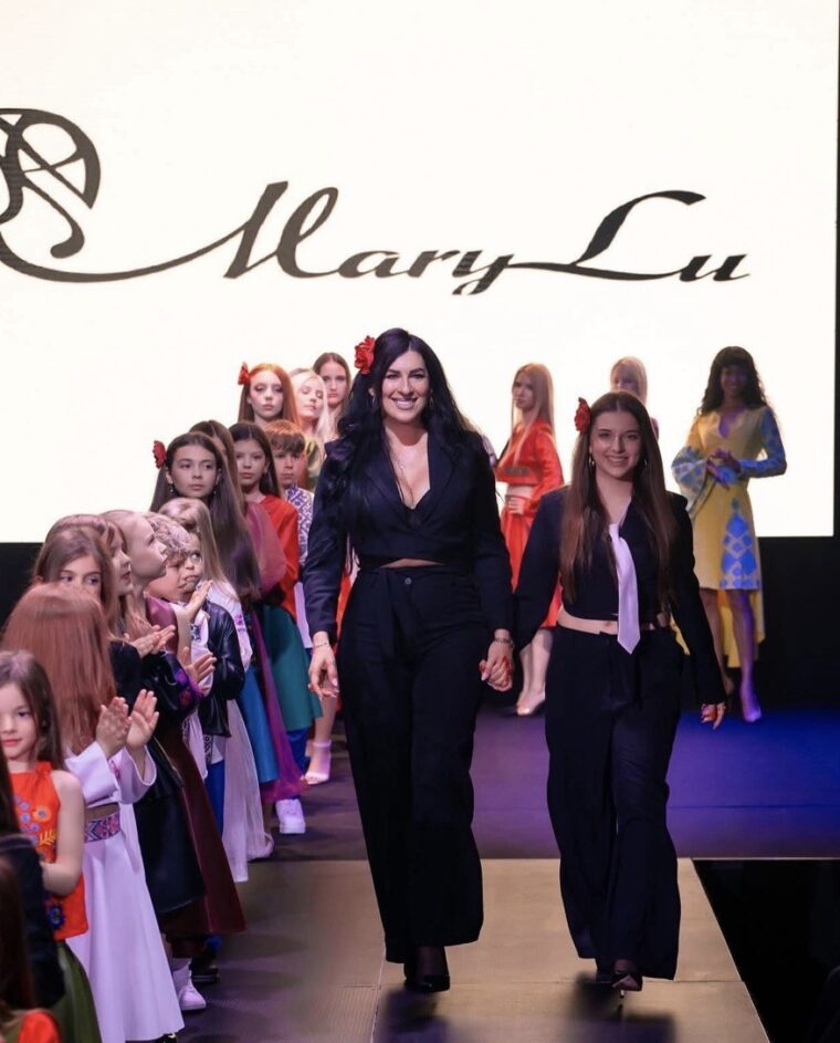 Усик в Маямі подарував Джошуа вишиванку