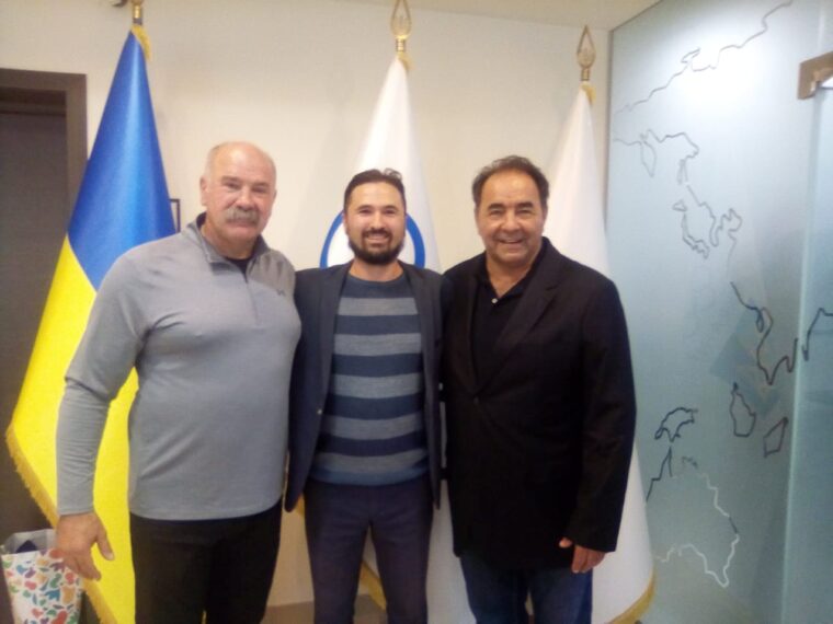 &ldquo;Козаки&rdquo; з Канади та &ldquo;Чорноморська Січ&rdquo; зі США: об&rsquo;єднанні Україною, Богом та хокеєм