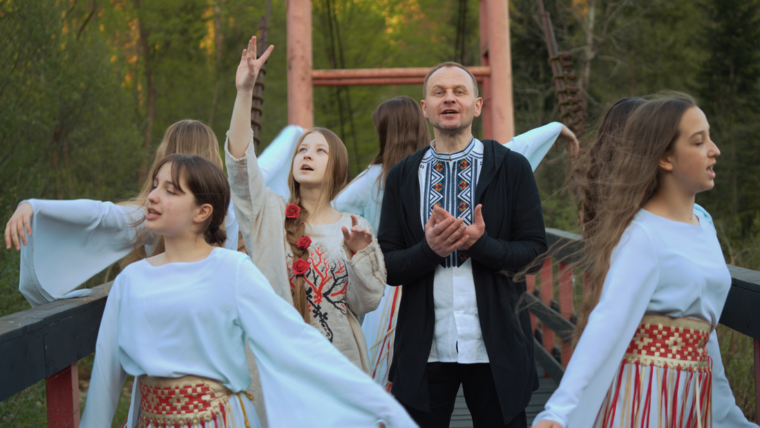 Табаков із донькою та гуртом “Мотанки” звернулися до етніки у новій пісні