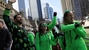 Зелений барвник з річки забруднив глядачів, які тепер зможуть взяти додому “частинку Дня Святого Патрика в Чикаго”.