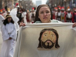 У Страсну п&#8217;ятницю тисячі людей пройшли по стопам Ісуса