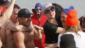 Леді Гага, Ель Рокер скупнулись в крижаній воді Мічигану. Для благодійності